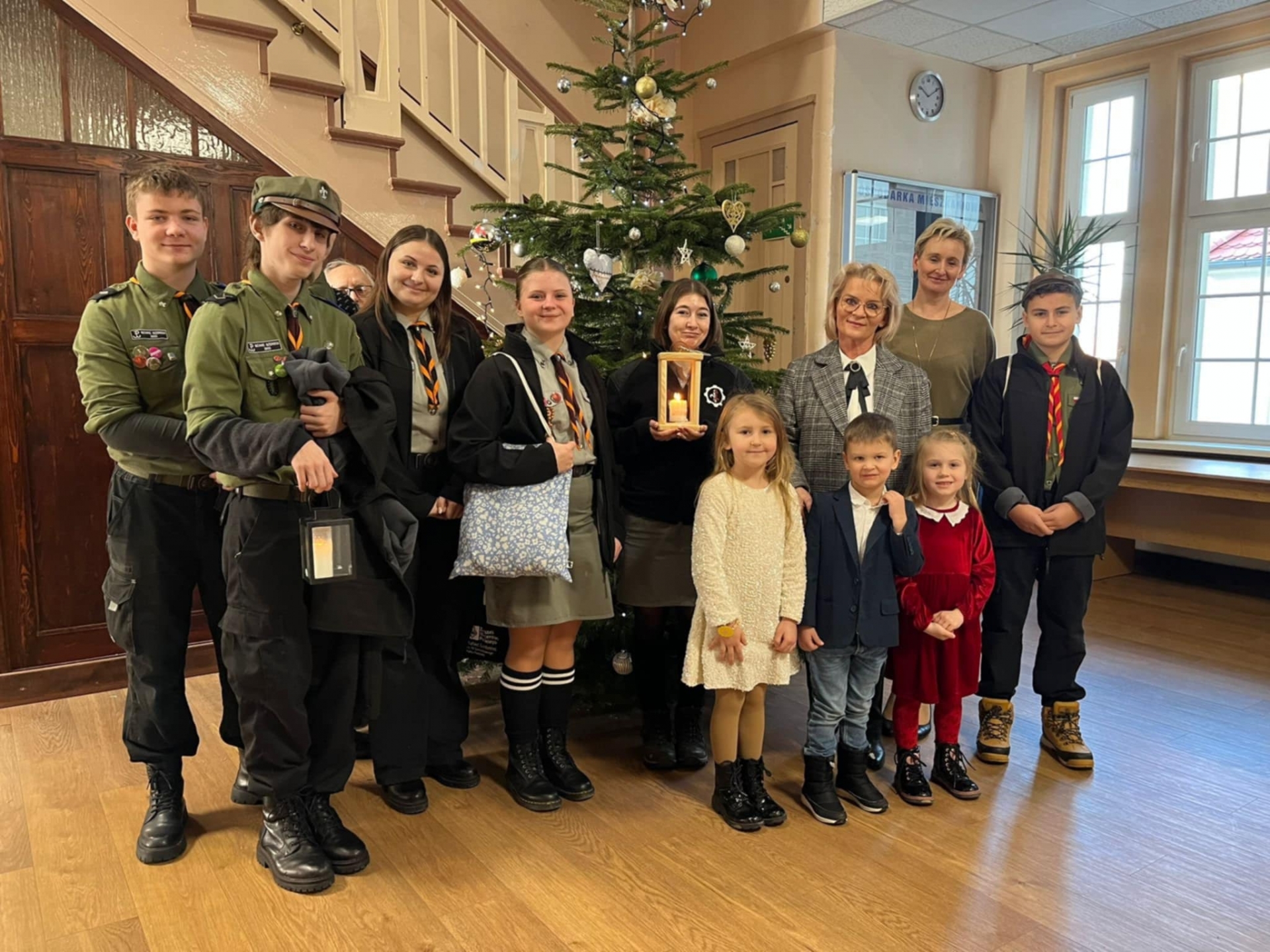 Zdjęcie do artykułu: PRZEDSZKOLAKI Z ŻYCZENIAMI ŚWIĄTECZNYMI W URZĘDZIE